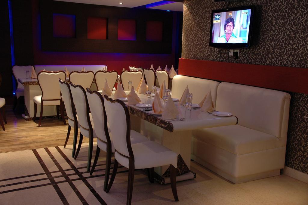 Hotel Palmdale Zirakpur Exteriör bild