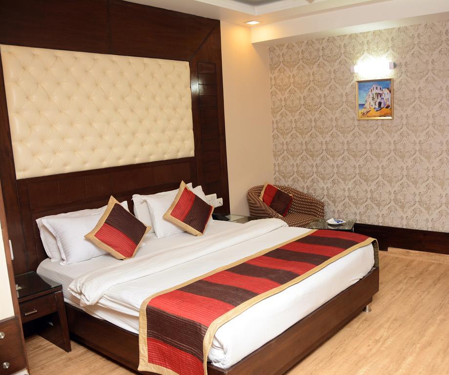 Hotel Palmdale Zirakpur Rum bild