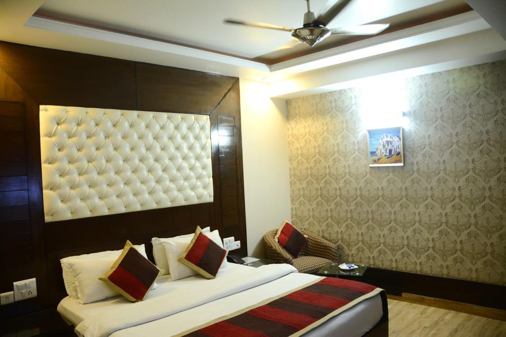 Hotel Palmdale Zirakpur Rum bild